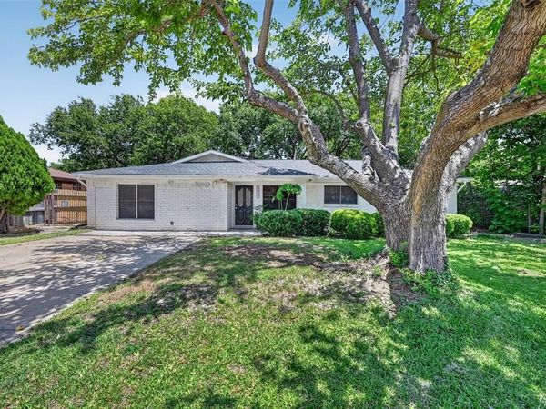 423 Mckown Drive , Mansfield, TX 76063