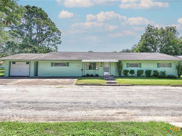 604 N Market Street , Hallettsville, TX 77964