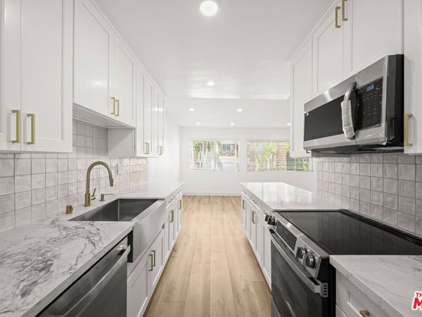 136 S Palm Drive, Unit 201, Beverly Hills, CA 90212