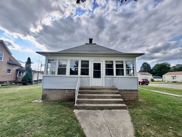 200 Jefferson Street , Henry, IL 61537