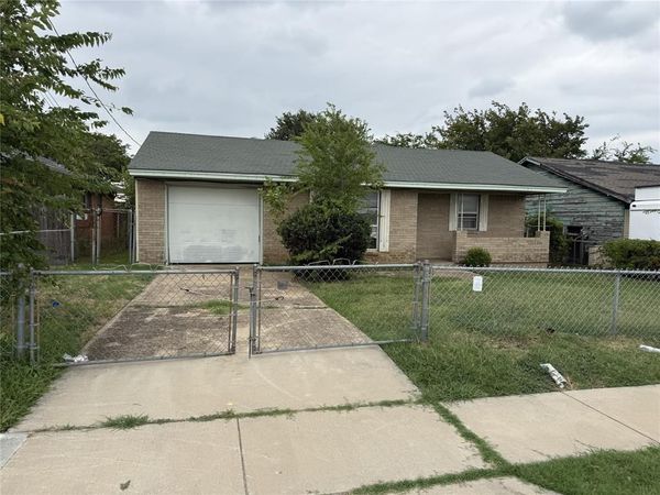 1810 Texas Street , Grand Prairie, TX 75051