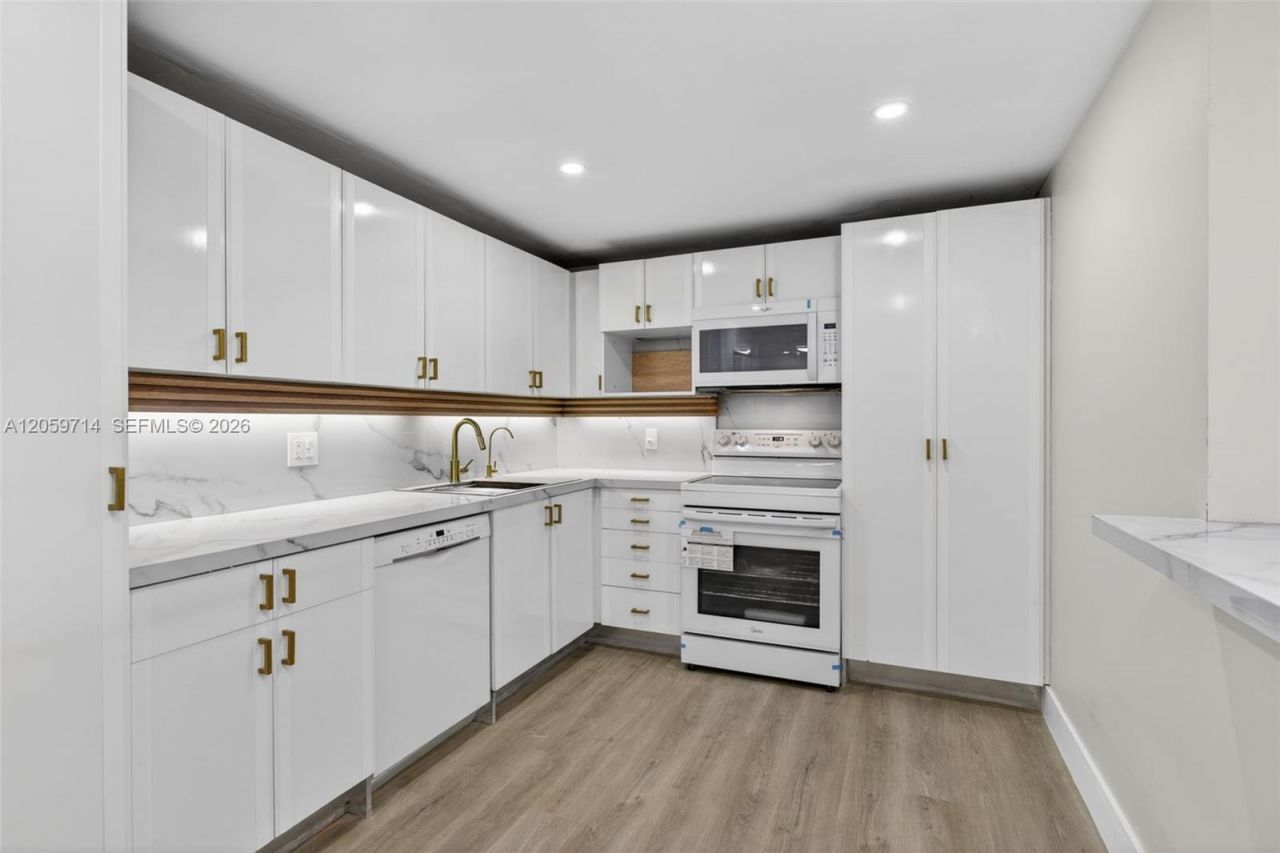 3090 N Course Dr, Unit 807, Pompano Beach, FL 33069 Photo