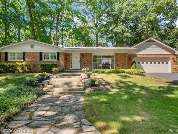 546 Kendry Avenue, Bloomfield Hills, MI 48302