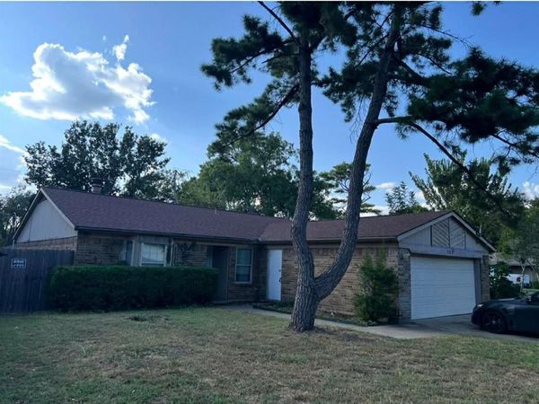 802 Matthews Court , Arlington, TX 76012