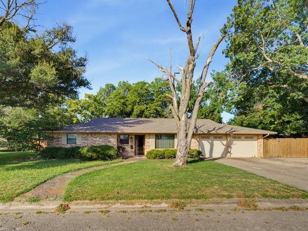 702 Preston Street , Bowie, TX 76230