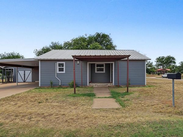 611 N Richard Avenue , Rotan, TX 79546