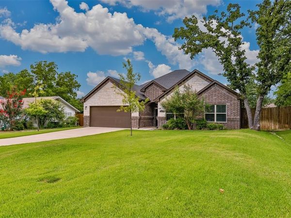 110 E Iriquois Drive , Lake Kiowa, TX 76240