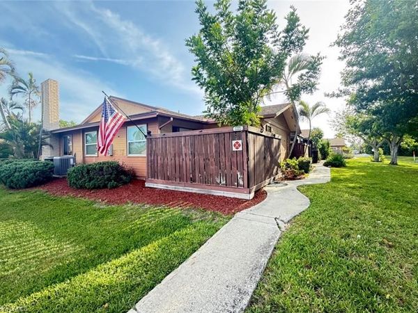 6320 Royal Woods DR, FORT MYERS, FL 33908