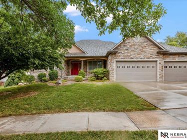 8630 Oakmont Drive, Lincoln, NE 68526