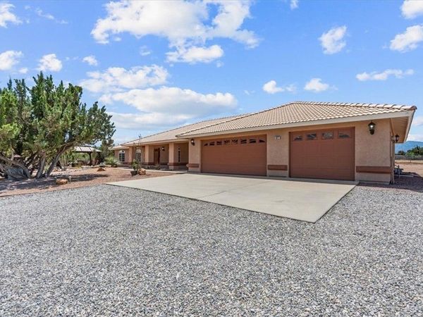 6977 kourie Way, Oak Hills, CA 92344