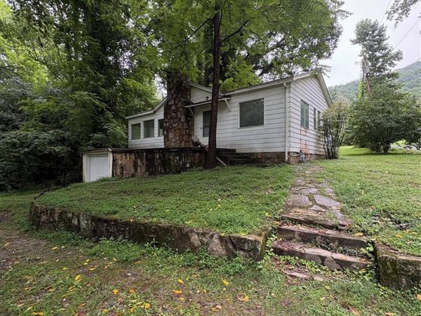 912 Halstead Boulevard , Hendersonville, NC 28791