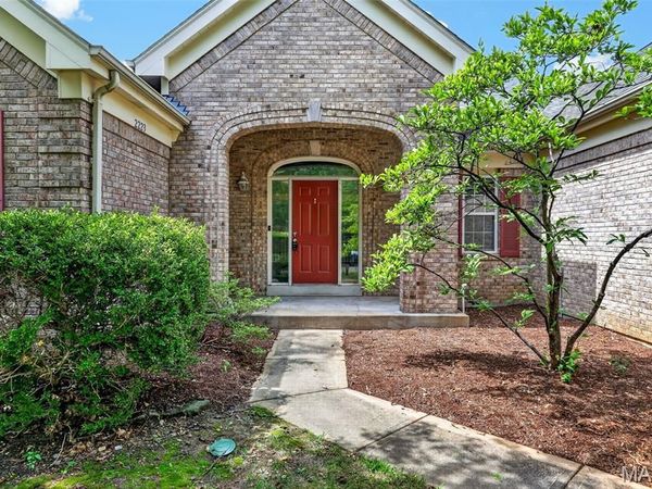 2223 Twin Estates Circle, Chesterfield, MO 63017