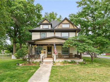 105 NE Douglas Street, Lee's Summit, MO 64063