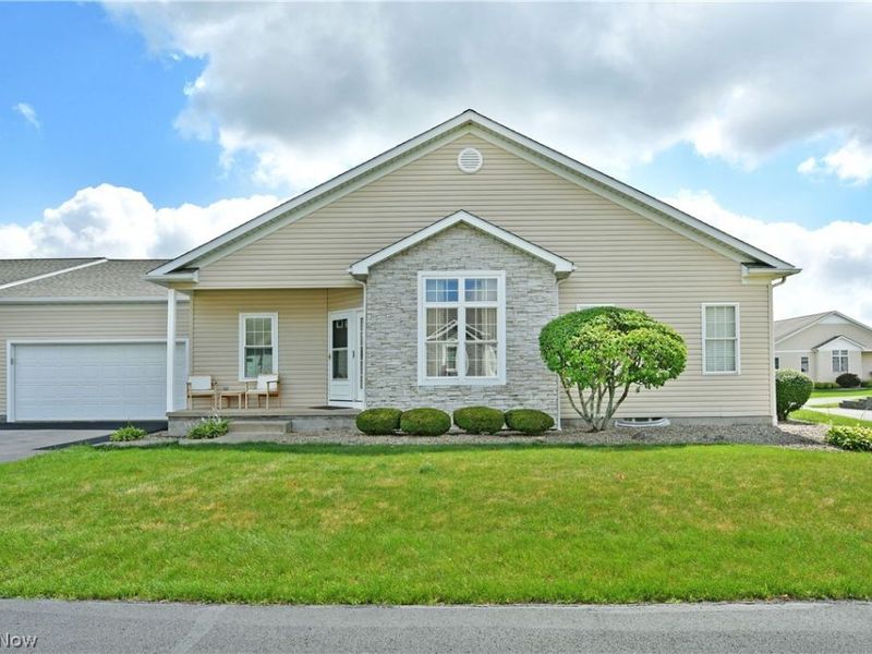 24 Abbington Drive NW, Warren, OH 44481 Photo 1