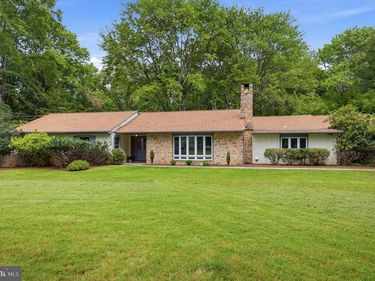 14 LAUREL CIRCLE, MALVERN, PA 19355