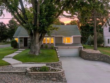 2750 Oxford Street N, Roseville, MN 55113