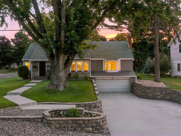 2750 Oxford Street N, Roseville, MN 55113