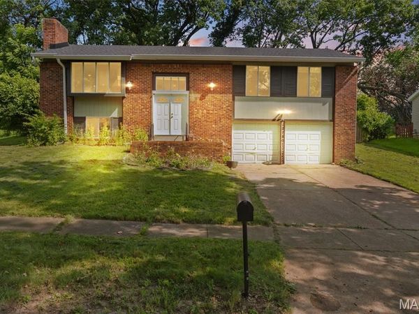 12780 Coachlight Square Drive, Florissant, MO 63033