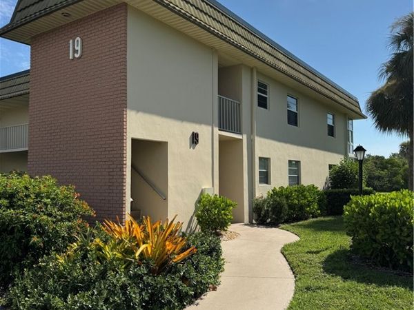 19 Vista Gardens Trail, Unit 201, Vero Beach, FL 32962