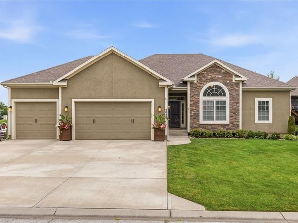 2833 NE Parkview Lane, Lee's Summit, MO 64086