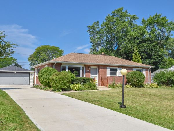 8935 N Navajo Rd, Bayside, WI 53217
