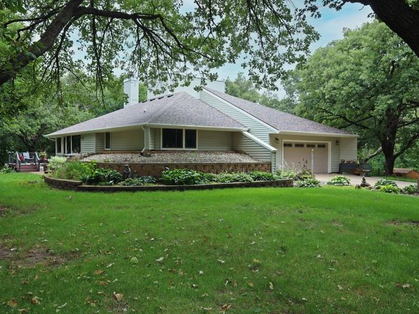 1827 381st Avenue , Estherville, IA 51334