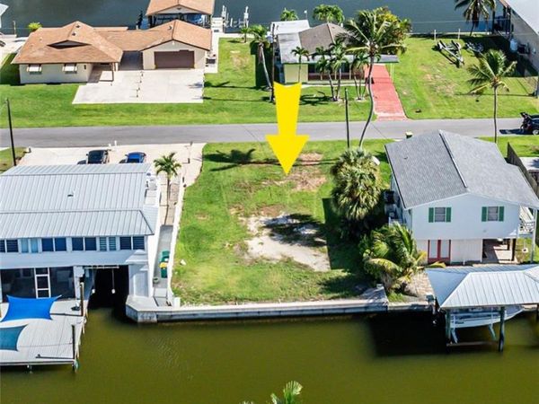 574 Coconut AVE S, GOODLAND, FL 34140