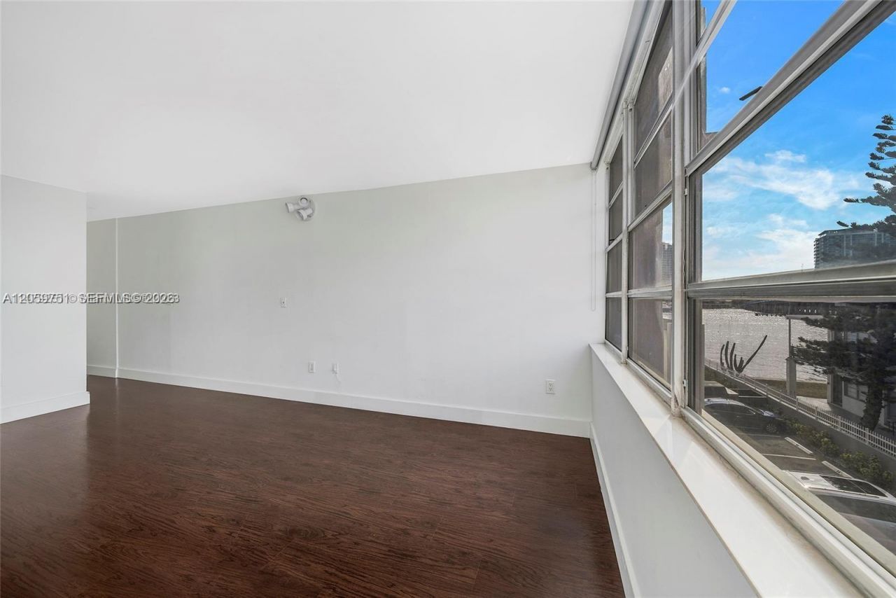 2016 Bay Dr, Unit 304, Miami Beach, FL 33141 Photo