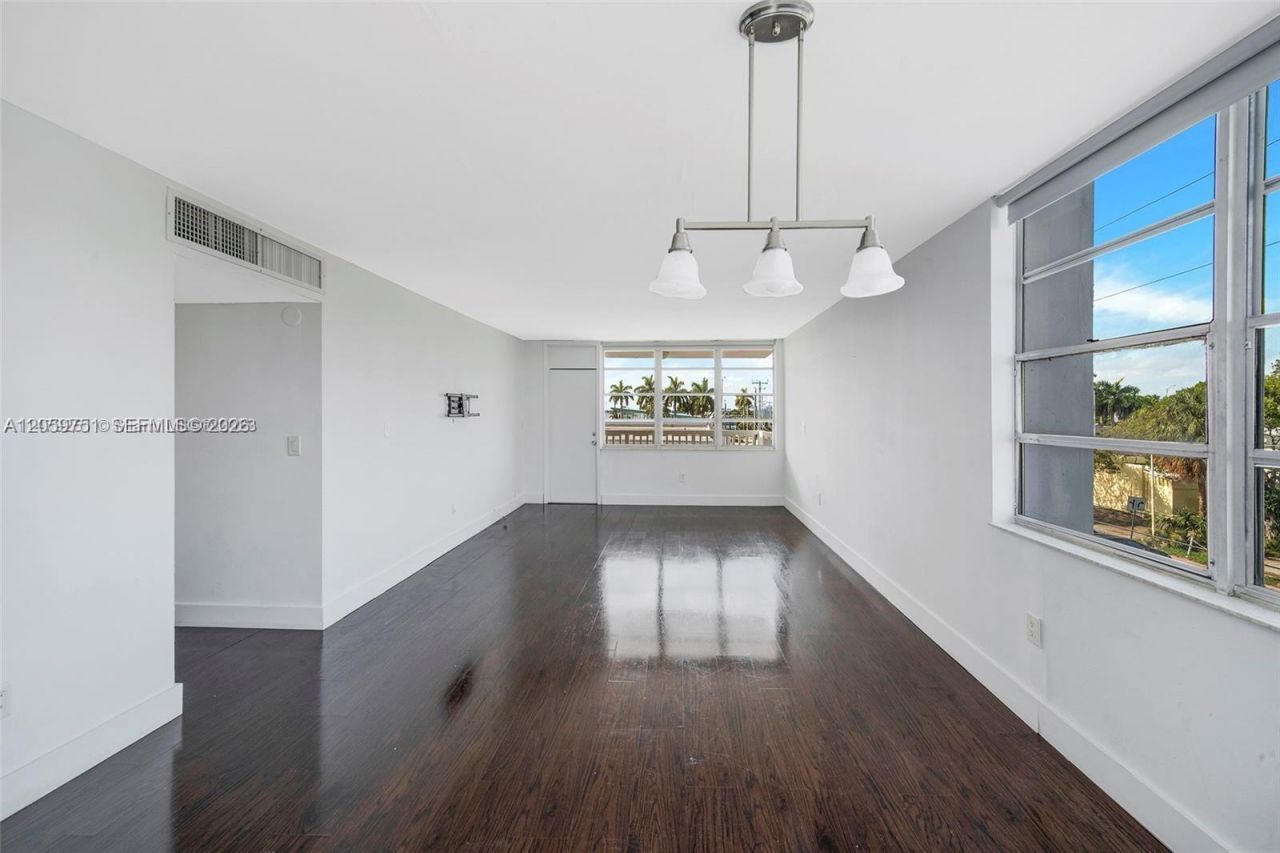 2016 Bay Dr, Unit 304, Miami Beach, FL 33141 Photo