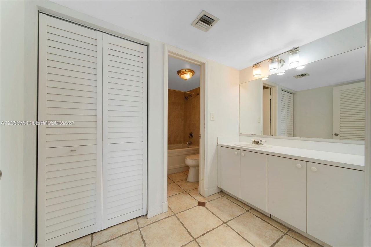 2016 Bay Dr, Unit 304, Miami Beach, FL 33141 Photo