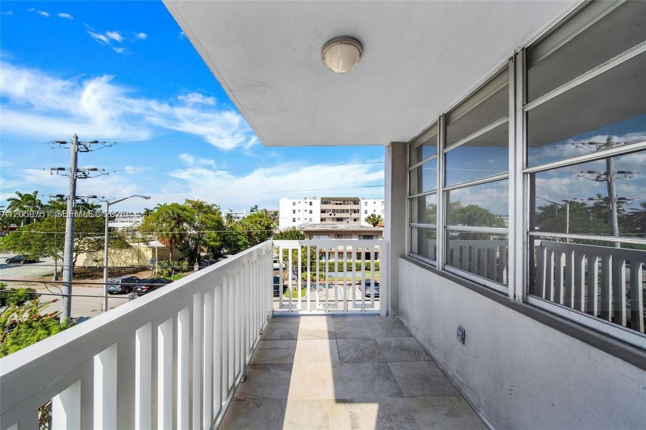 2016 Bay Dr, Unit 304, Miami Beach, FL 33141 Photo