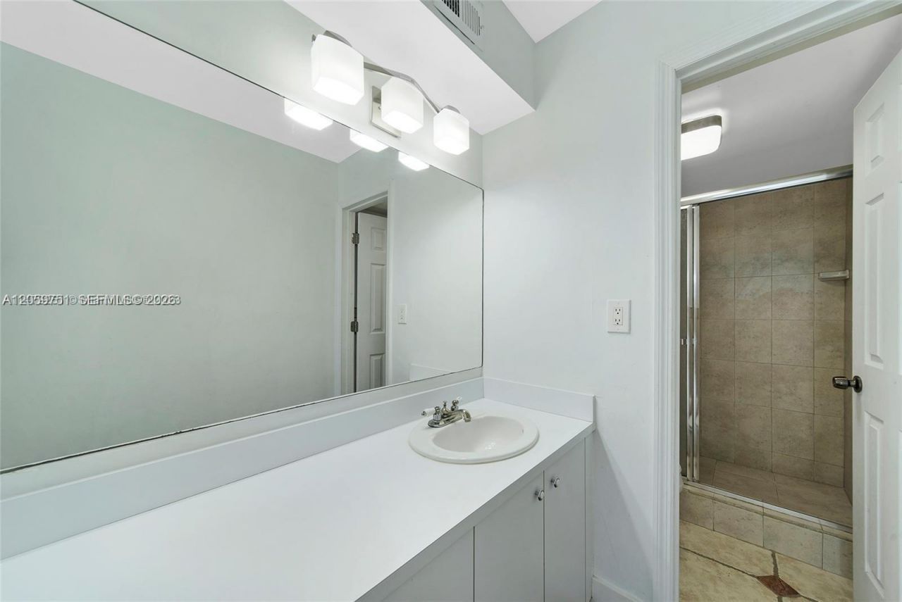 2016 Bay Dr, Unit 304, Miami Beach, FL 33141 Photo