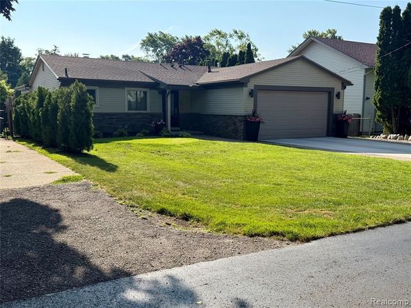 1879 Rustic Lane, Keego Harbor, MI 48320