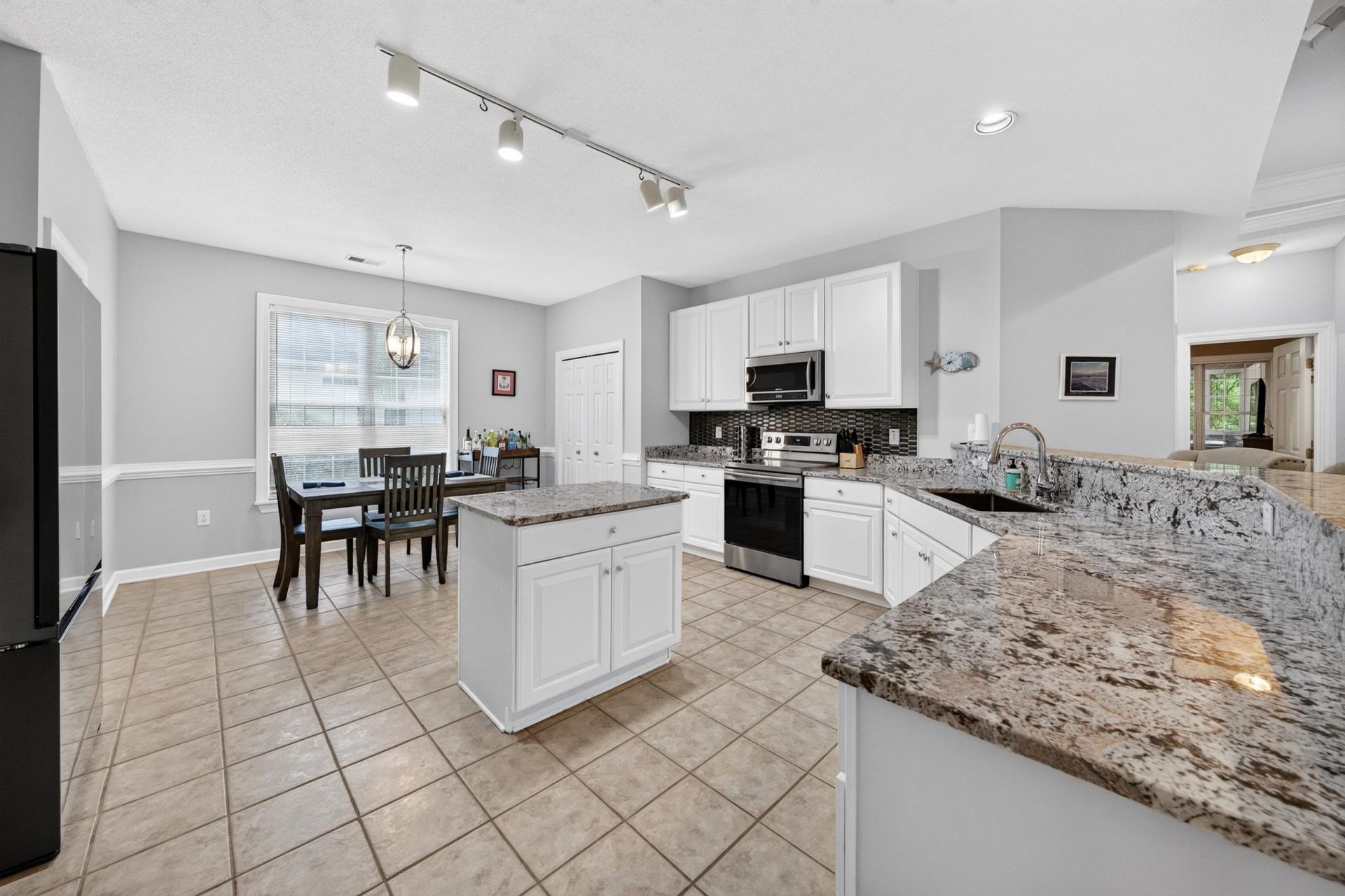 48 Alexander Glennie Dr.  Photo 8