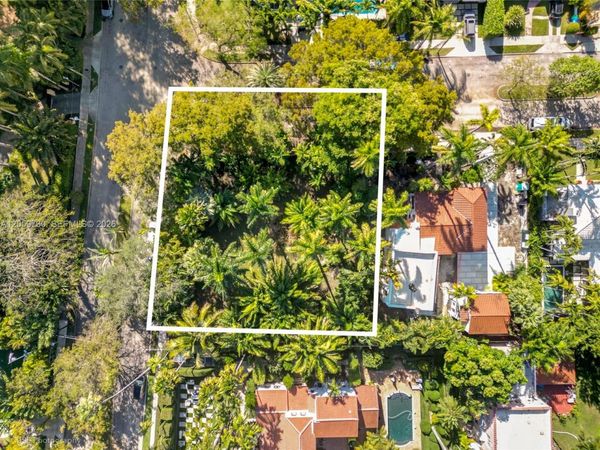 5810 N Bayshore Dr , Miami, FL 33137