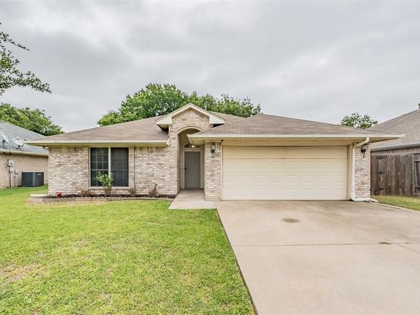 137 Roberts Drive, Saginaw, TX 76179
