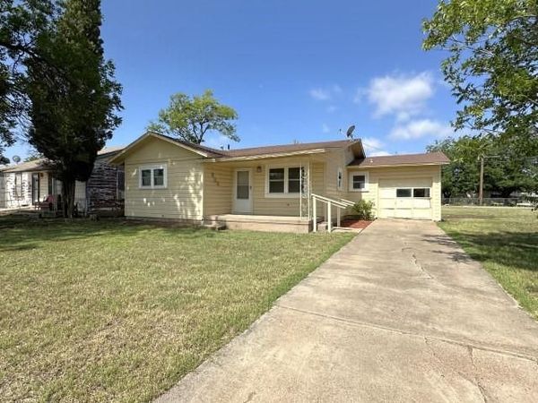 804 Columbia Street , Stamford, TX 79553