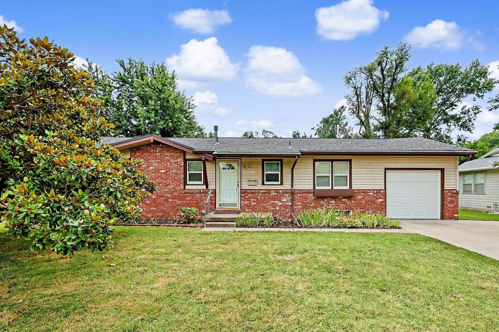 2027 W Manhattan Dr, Wichita, KS 67204 Main Photo