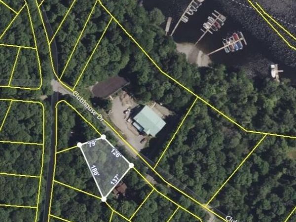 105 Clubhouse Drive , Greentown, PA 18426
