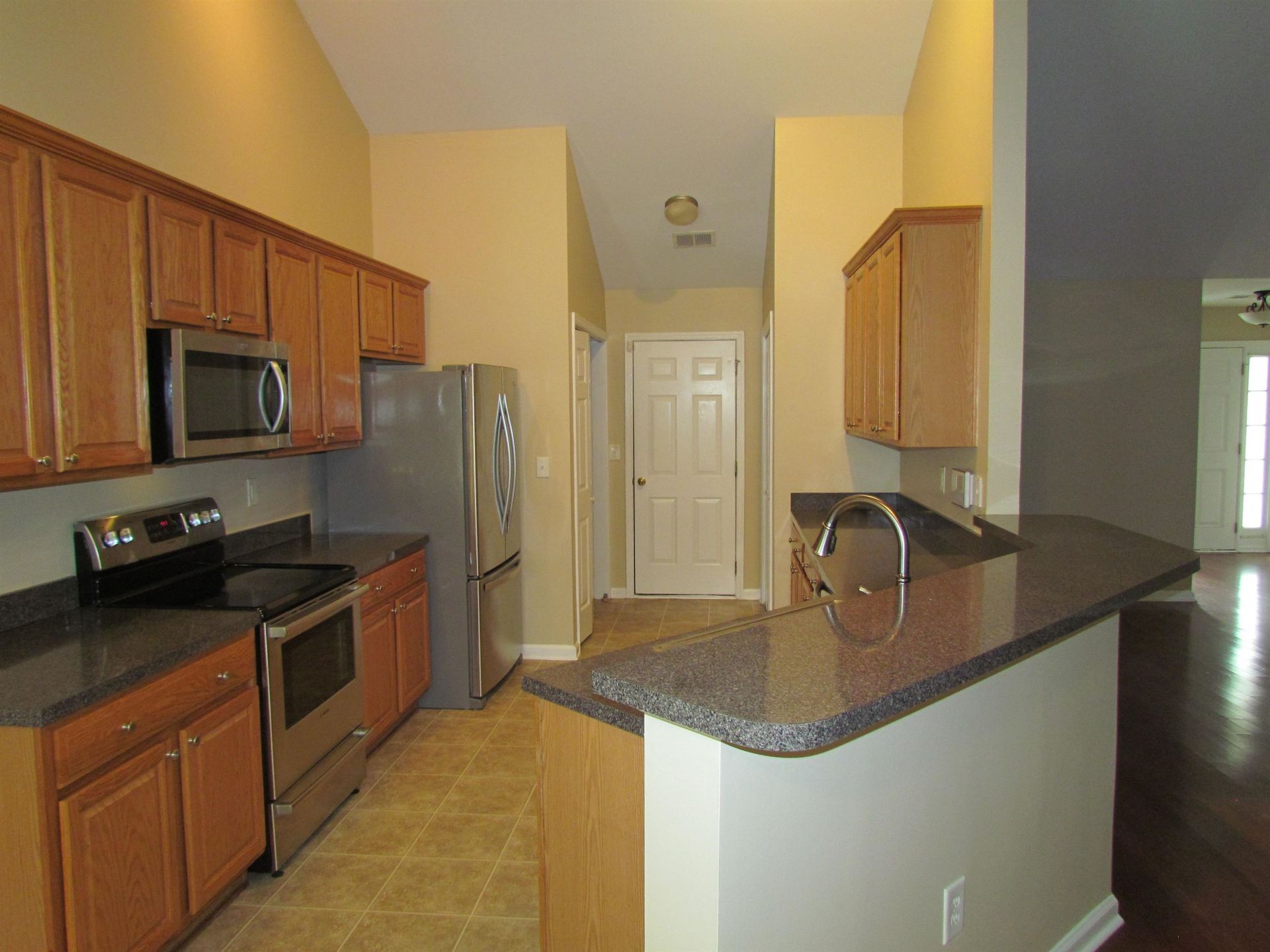 223 Whitchurch St.  Photo 4