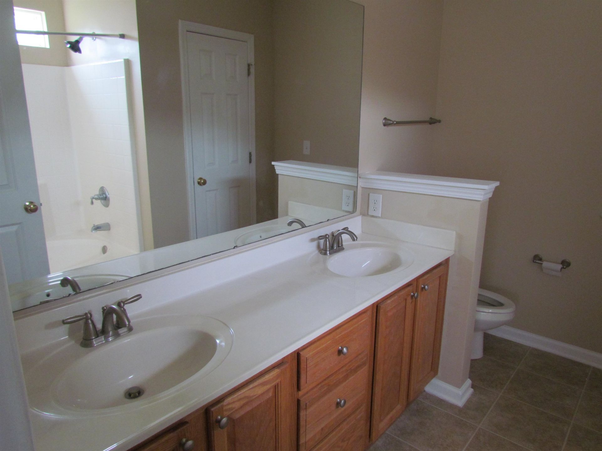 223 Whitchurch St.  Photo 9
