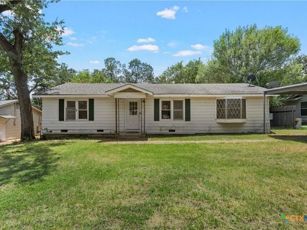 611 E 5th Street , Cameron, TX 76520