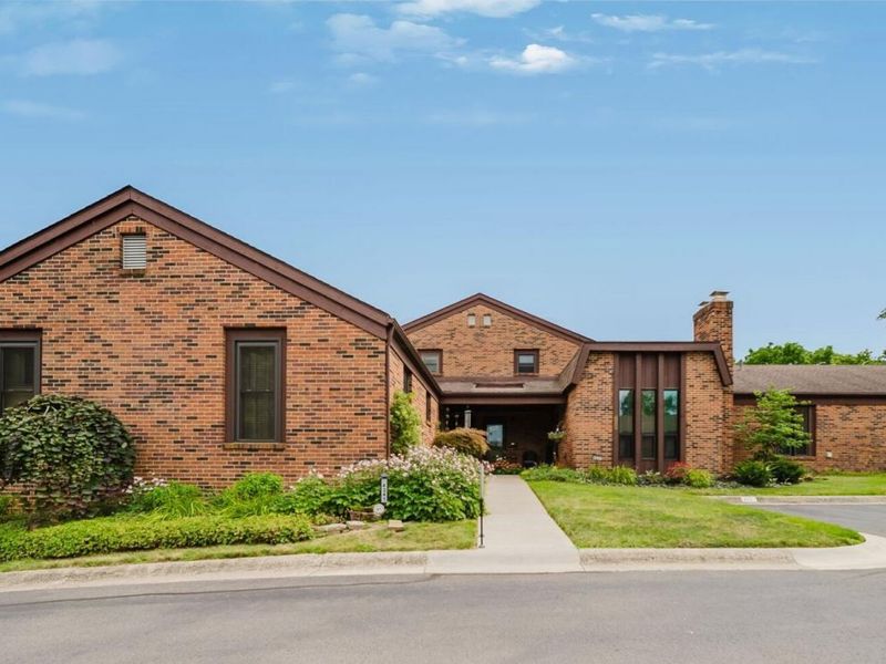 4231 Chaucer Lane, Columbus, OH 43220 Photo 2