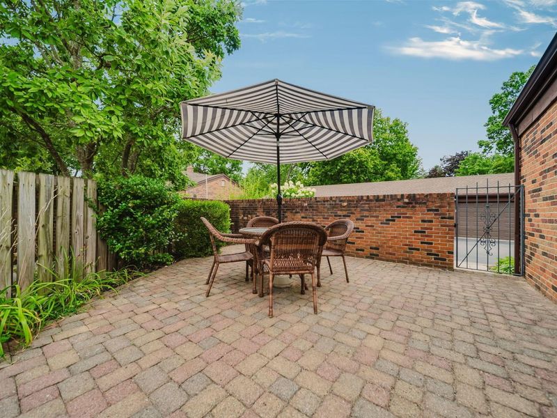 4231 Chaucer Lane, Columbus, OH 43220 Photo 24