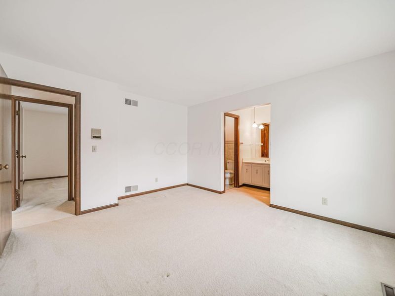 4231 Chaucer Lane, Columbus, OH 43220 Photo 32