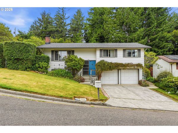 925 OAKWAY DR, Coos Bay, OR 97420