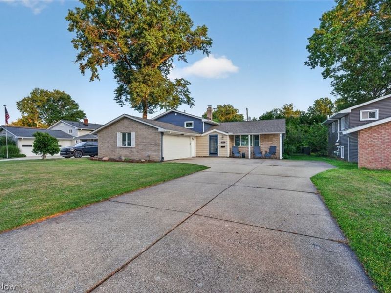 25077 Deerfield Drive, North Olmsted, OH 44070 Photo 1
