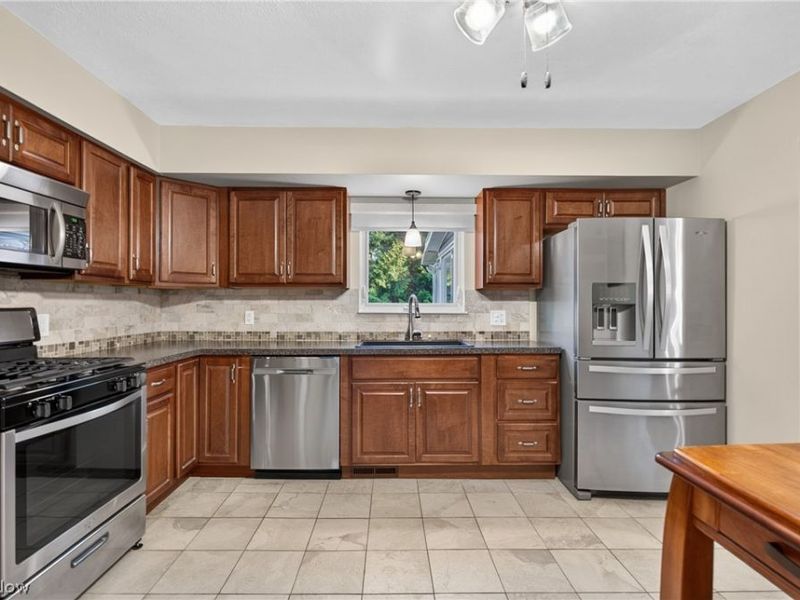 25077 Deerfield Drive, North Olmsted, OH 44070 Photo 5