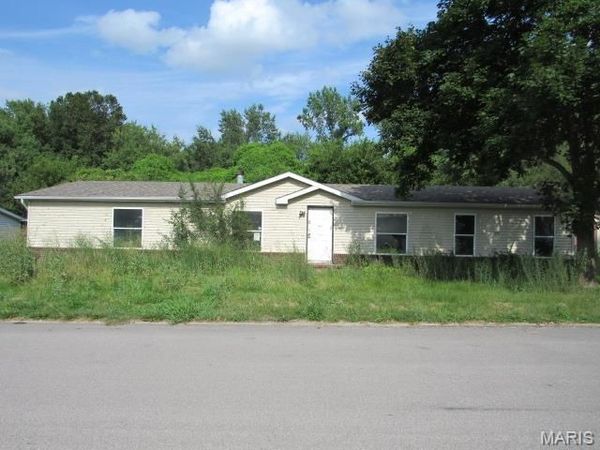 10910 Hunters Creek Drive , Lebanon, IL 62254