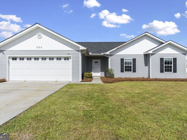 686 Lakeside Circle, Baxley, GA 31513